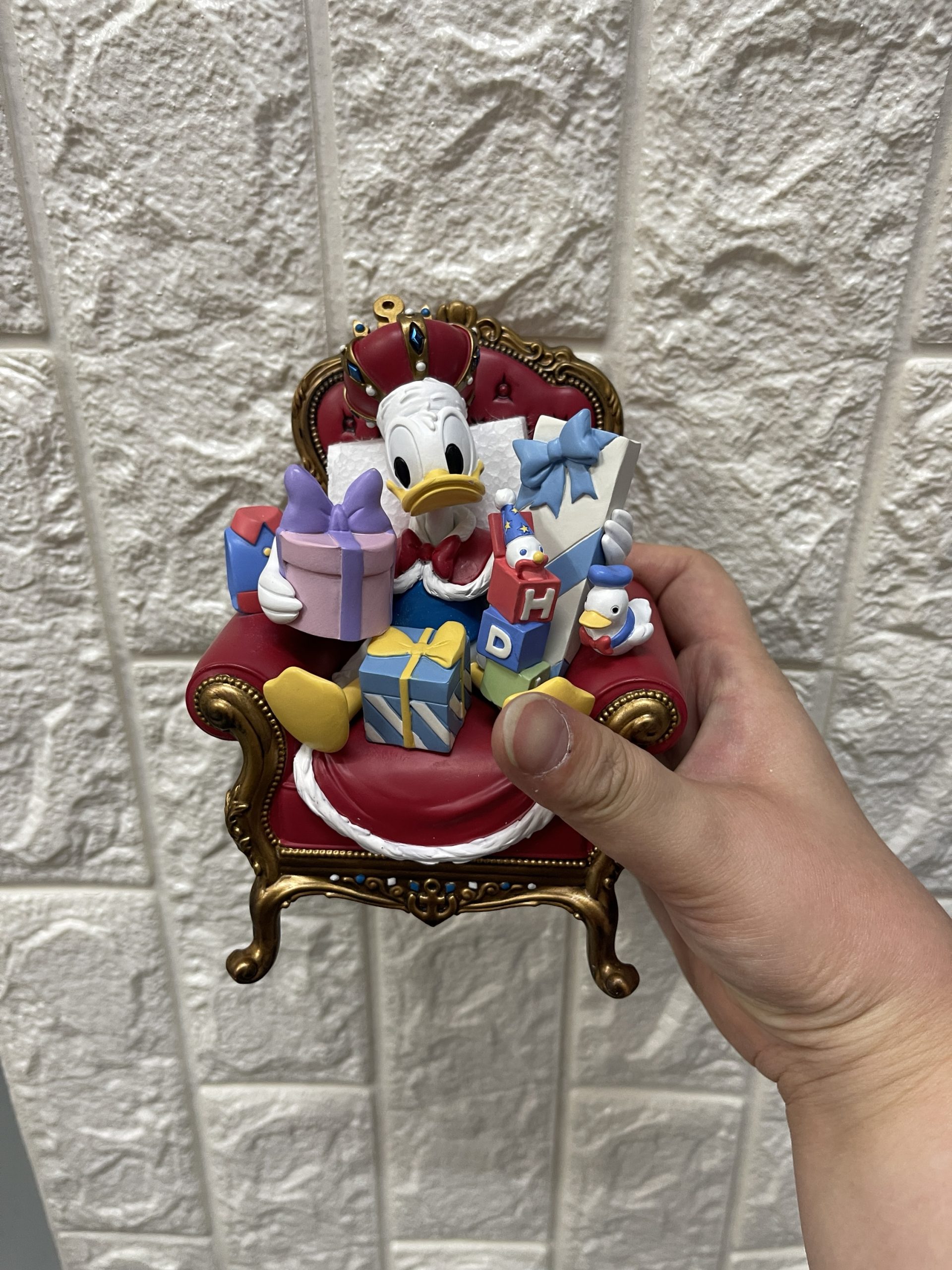 Donald Duck LED DONALD THE KING BIRTHDAY